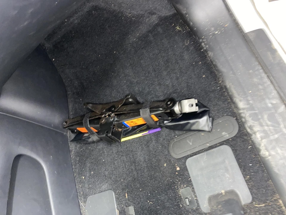 Gato de piso usado para: Nissan Pathfinder 2019 grado A Foto 1 de 4