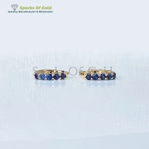 Pequeños aros Huggie de zafiro azul oro amarillo de 14 quilates joyería hecha a mano regalo de cumpleaños - Imagen 1 de 9