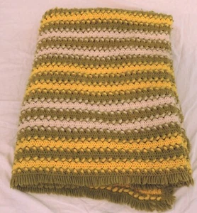 *LEER Manta Hecha a Mano Crochet Vintage Verde Amarillo Blanco Años 70 67" x 46" - Imagen 1 de 12