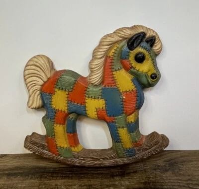 Colgante de pared vintage de 14" con placa de espuma artesanal retazos de caballo años 70 Foto 1 de 4