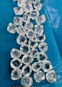1 Pieces Natural Raw Octahedral Diamond Rough Crystal 0.90-1.05Cts F\G VVS Grade - Picture 1 of 5