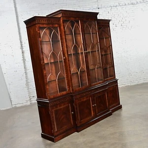Chinese Chippendale Henredon Mahogany Finished Breakfront Lighted Cabinet - Picture 1 of 24