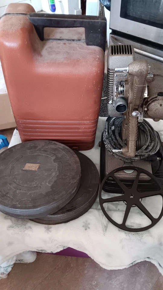 Винтажный 8 мм пленочный проектор Revere с оригинальным корпусом модель 85 лампа/мотор работает - Изображение 1 из 4