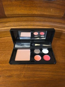 Elizabeth Arden Eyeshadow And Blush Pallet--NEW - Picture 1 of 4