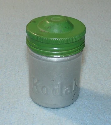 BOTE DE PELÍCULA DE METAL KODAK plateado de colección tapa verde y película fotografía usado en excelente estado B Foto 1 de 4