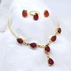 Gargantilla de granate rojo tallado collar enchapado en oro pendientes anillo conjunto de joyas A952 - Imagen 1 de 4