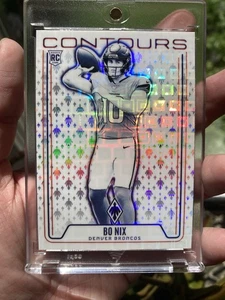 2024 Panini Phoenix - Contours Bo Nix Rookie SSP CON-BNX Pandora (RC) - Bild 1 von 16