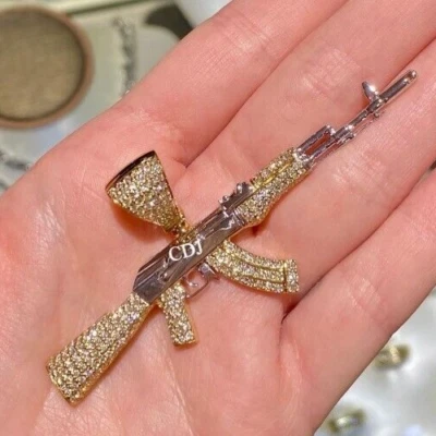 Impresionante regalo de cumpleaños para hombre pistola de moissanita natural colgante enchapado en dos tonos plateado Foto 1 de 4