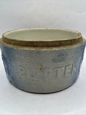 Antigua vasija de mantequilla azul y blanca vibrante - cerámica esmaltada con sal en relieve Foto 1 de 4