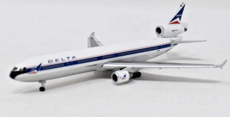 Avión Delta Air Lines McDonnell Douglas MD-11 Herpa Wings 1/500. 537070 Foto 1 de 3