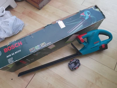Tagliasiepi cordless Bosch AHS 52 ACCU + 2 batterie e caricabatterie, usato pochissimo. - Immagine 1 di 4