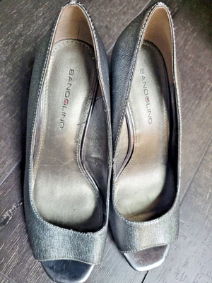 Zapatos de cuña Bandolino para mujer plateados brillantes hechos por el hombre flexibles punta abierta talla 5M Foto 1 de 4