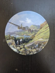 Royal Doulton Heroes of the Sky "Mosquito Over the Lakes" Limited Edition Plate - Picture 1 of 2
