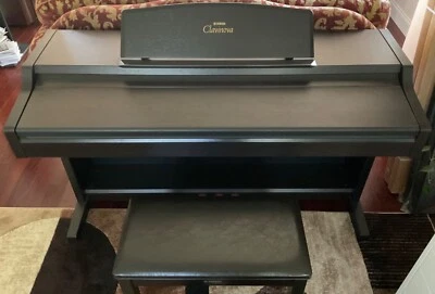 Piano elétrico preto usado Yamaha Clavinova Clp-840 com banco de couro preto - Imagem 1 de 4