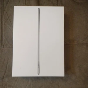 Apple iPad (5th Generation) A1822 32 GB, Wi-Fi, 9.7 in - Space Gray - Picture 1 of 6