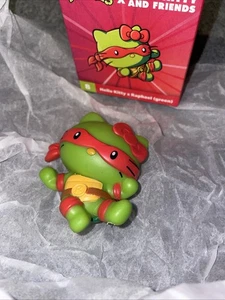 McDonald’s 2025 Hello Kitty x TMNT Raphael Green Figur mit Box & Karte Sanrio.. - Bild 1 von 2
