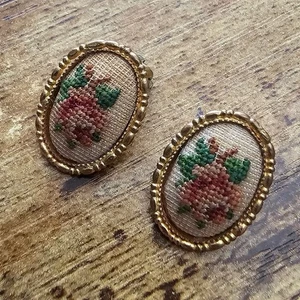 Vtg Petit Point Embroidery Pink Roses Flowers Gold Tone Oval Clip On Earrings - Picture 1 of 4