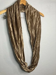 Superweicher hellbraun schimmernder Schal in Wickeloptik - Bild 1 von 5