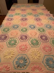 Schöne 68x50 handgefertigte gehäkelte afghanische Pastellfarben Baby Blumenmuster schwer - Bild 1 von 4