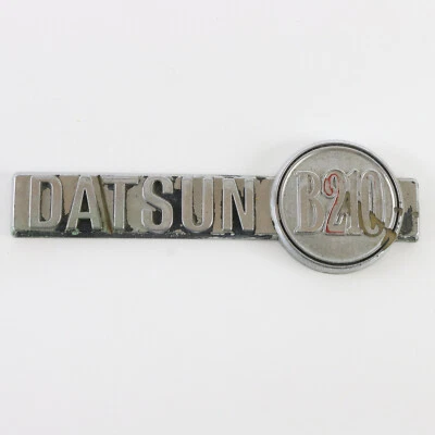 复古 20 世纪 70 年代 Datsun B210 银色和黑色塑料徽章 6.25 — 第 1/2 张图片