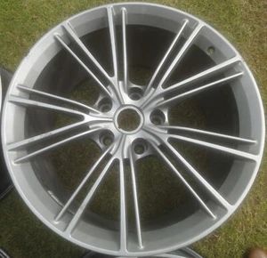 BXR EINZELN gebraucht Original Aston Martin Vanquish 20" HINTERRAD flüssig silber - Bild 1 von 6