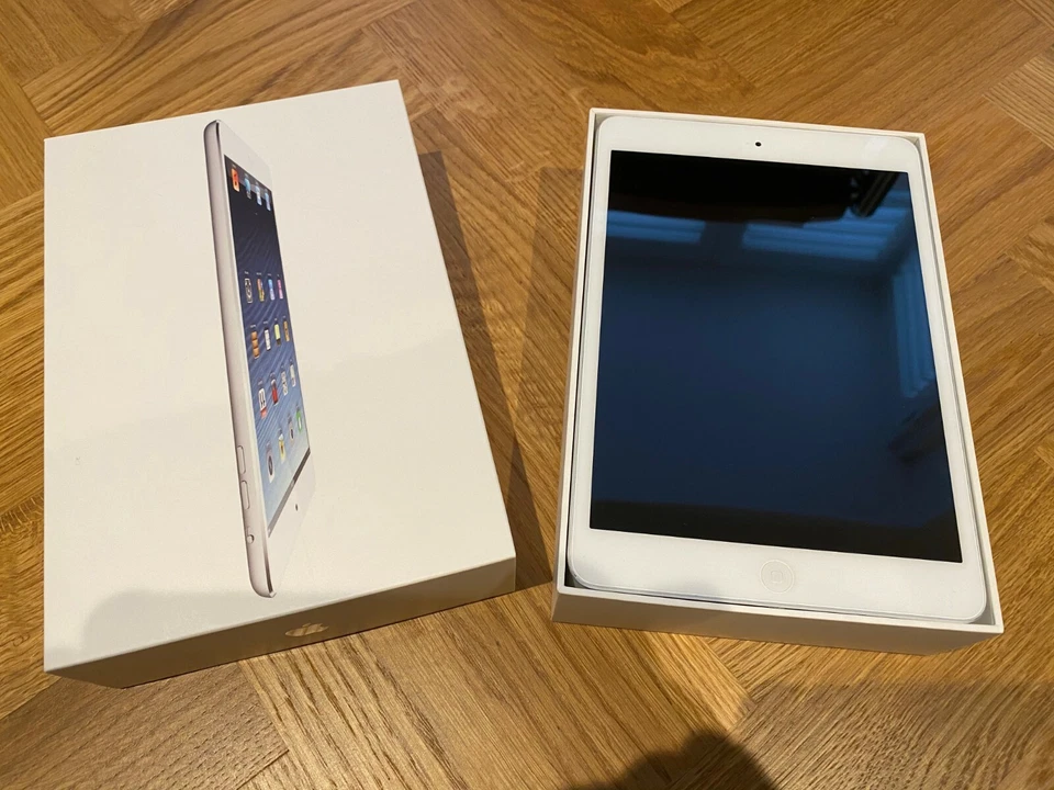 Apple iPad Mini 1st Generation 16gb Silver White Boxed in Excellent Condition - Image 1 of 4