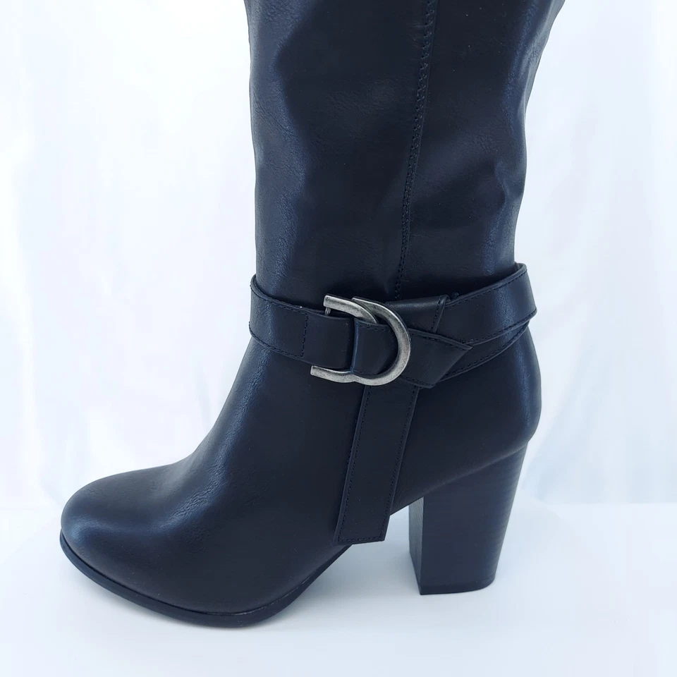 Botas de vestir de vinilo sexy Rampage "Ursula" hasta la rodilla, hebilla plateada, tacón de 3", para mujer Foto 1 de 4