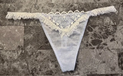 CALCINHA TANGA RARA NOVA COM ETIQUETAS VICTORIA'S SECRET M CROCHÊ AZUL BRANCO RENDA BABADO MALHA - Imagem 1 de 4