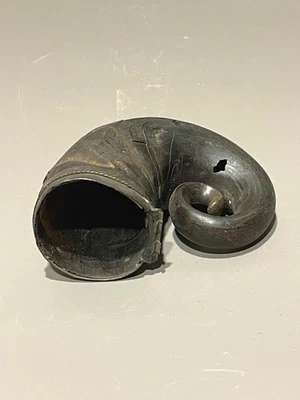 Antiguo cuerno de polvo indo-persa mogol, siglo XVII, cuerno espiral y montaje de metal Foto 1 de 4