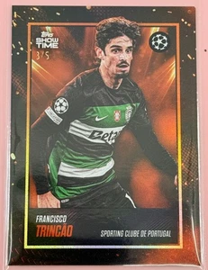 ��Topps Showtime UCC 2024/25 Francisco Trincao Sporting Lisbona Arancione 3/5 �� - Foto 1 di 3