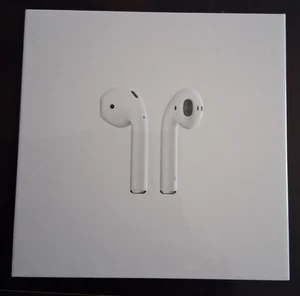 Écouteurs sans fil Apple Airpods 2ème génération avec étui de charge neufs scellés - Photo 1 sur 4