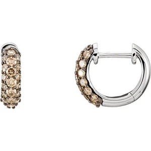 Aretes tipo argolla con pavé de diamantes marrones en oro blanco de 14 k (5/8 qt. tw.) - Imagen 1 de 2