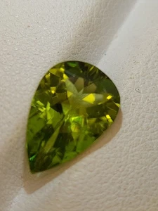 Sparkling peridot gemstone - faceted natural green Chrysolite 4.05 CTS - Picture 1 of 13
