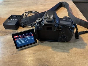 Canon EOS 80D Spiegelreflex Kamera (nur Body) Mit Ladegerät Und Tasche - Bild 1 von 5