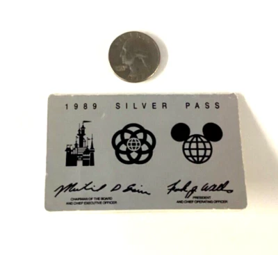 Exclusivo del elenco de Disney “1989 Silver Pass” Foto 1 de 3