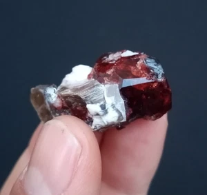 Spessertin Granat mit Glimmer aus Gilgit Baltistan Pakistan. - Bild 1 von 8