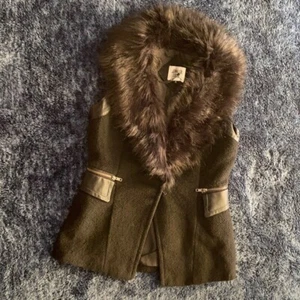 Jennifer Lopez faux fur vest black - Picture 1 of 9