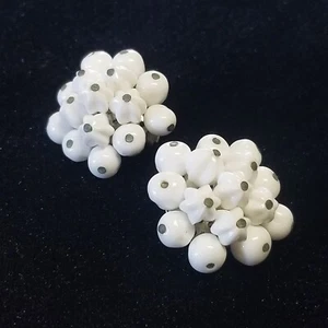 Japón Moldeado Vidrio Leche Blanco Cuentas Clip Trasero Pendientes Botón Cúpula De Colección - Imagen 1 de 6