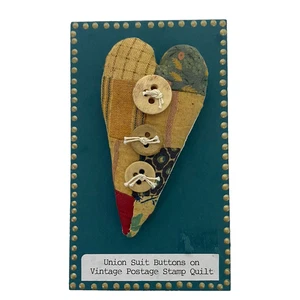 Spilla spilla arte popolare fatta a mano trapunta francobollo vintage Union Suit bottoni - Foto 1 di 10