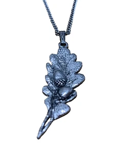 COLGANTE HOJA DE ROBLE Y BELLOTAS PLATA ESTAÑO CON CADENA DE 18 PULGADAS CON BOLSA DE ORGANZA AZUL - Imagen 1 de 2