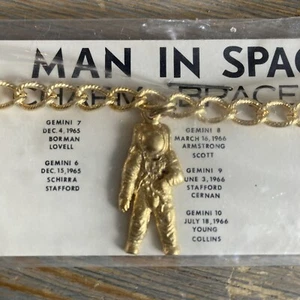 Vintage Man In Space Kinder Bettelarmband 1961 -1969 Raumfahrt NEU goldfarben - Bild 1 von 11