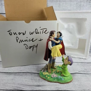 Clásicos animados de Disney - Estatuilla de Blancanieves, príncipe azul y dopey - Imagen 1 de 7