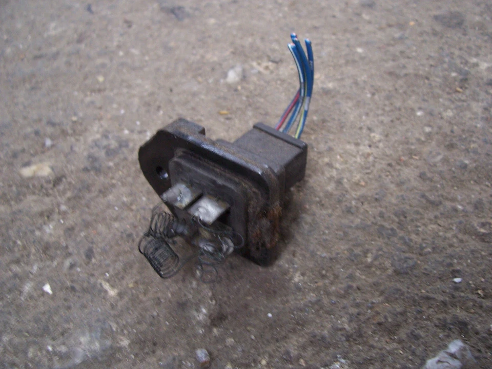 Daihatsu Cuore L201 (91-94) : Gebläsewiderstand - Bild 1 von 1