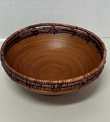 "Centro de mesa de decoración de tazón de madera marrón con patas recortadas de mimbre redondo para frutas" Foto 1 de 4