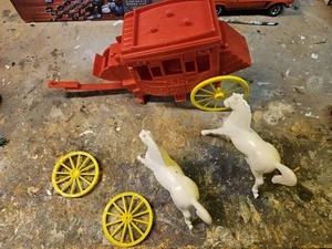 IDEAL'S FIX-IT PLASTIC STAGE COACH Selling For Parts Or Fix It Up Yee Haa - Picture 1 of 2