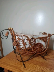 Antiker viktorianischer Baby-Puppenbuggy aus Rattan aus Eisen Kinderzimmer Wohndeko - Bild 1 von 10