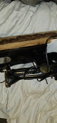 Vintage The Singer Manufacturing Co. 15 series AM110689  includes  foot pedal  - Image 1 of 4
