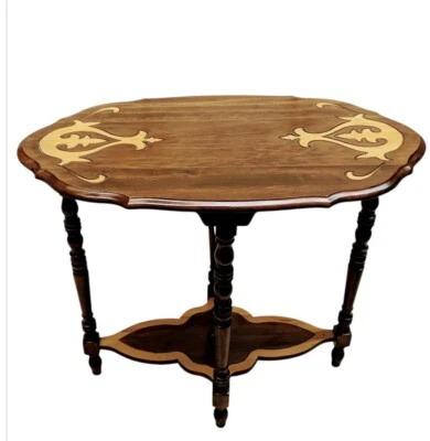 Mesa auxiliar vintage ovalada de nogal con patas talladas y borde de corteza de pastel Foto 1 de 4