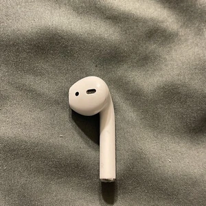Genuine Apple AirPods 2nd Generation (RIGHT Pod Only Replacement) A2032 - Zdjęcie 1 z 3
