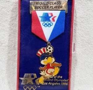 1984 LOS ANGELES OLYMPICS OFFICIAL OLYMPIAD WORLD CLASS SOCCER RIBBON LAPEL PIN - Picture 1 of 11